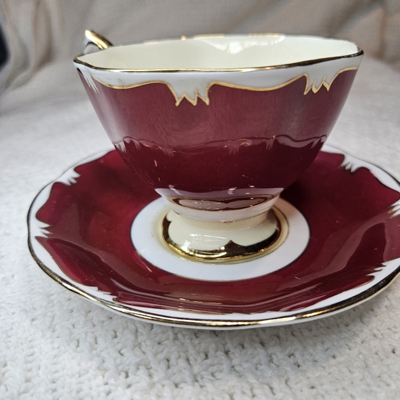 Royal Albert Crown Bone England China Teacup Saucer BURGUNDY White Gold Trim - Picture 1 of 16